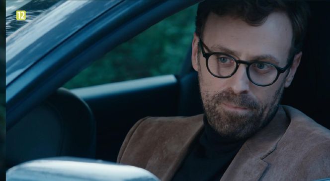 M jak miłość odc. 1872 po wakacjach. Dariusz Hoffman (Mateusz Rusin)