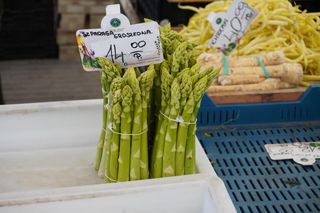 Wiosenne warzywa i owoce na poznańskich targowiskach