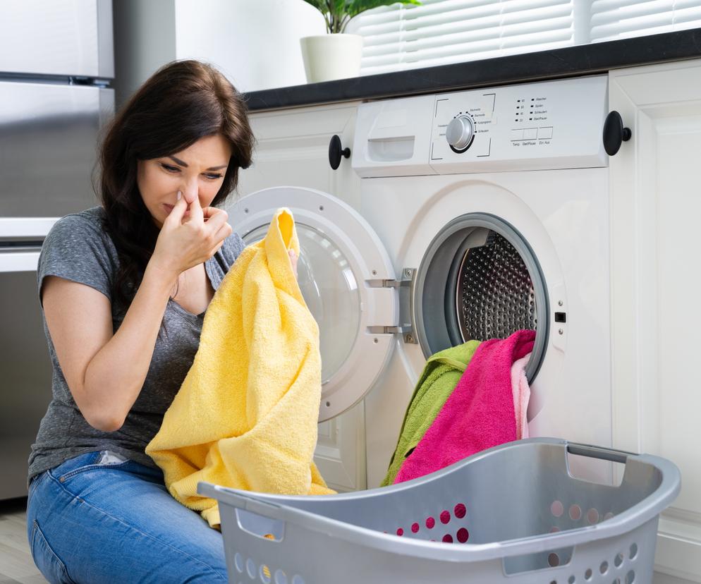 Jak pozbyć się zapachu z pralki