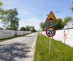 Na prostym odcinku drogi biegnącym przez łąki ustawiono aż osiem progów zwalniających 