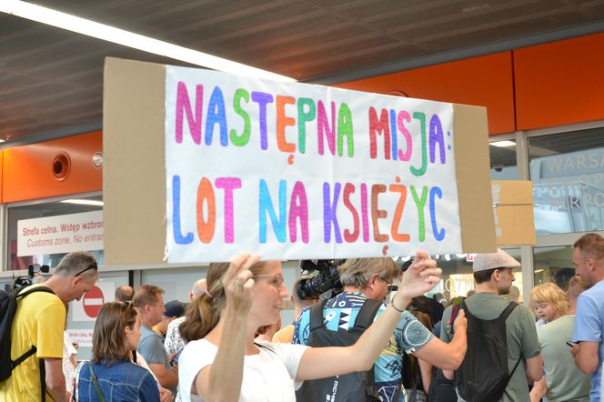 Powitanie Sławosza na warszawskim lotnisku