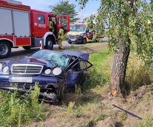 Wypadek w Hołownie. Mercedes wbił się w drzewo!