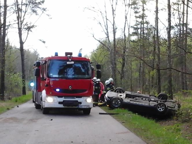 Tragiczny wypadek pod Bielskiem Podlaskim. Dachowanie BMW. Kierowca zginął na miejscu