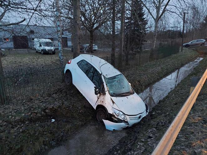 Wypadek na 42. Toyota wylądowała w przydrożnym rowie