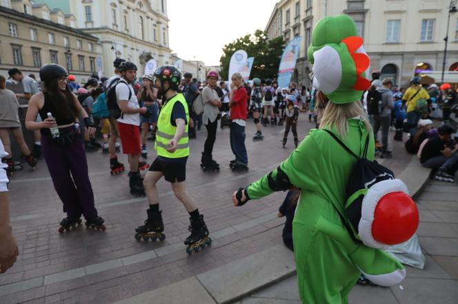 Uczestnicy Warszawa Nightskating 2023