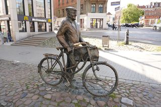 Pomnik Starego Marycha na ulicy Półwiejskiej 