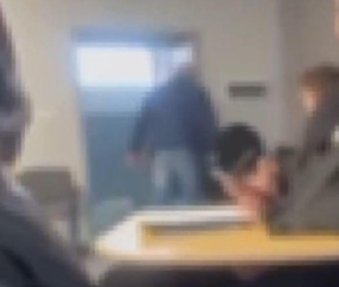 Toruń. Uczeń brutalnie wyrzucony z klasy. Wstrząsające wideo obiegło sieć