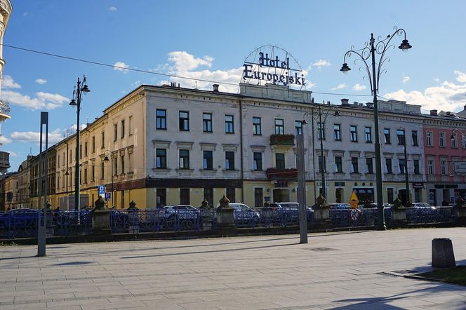 To jeden z najsłynniejszych budynków w Krakowie. W PRL-u stał się własnością państwa