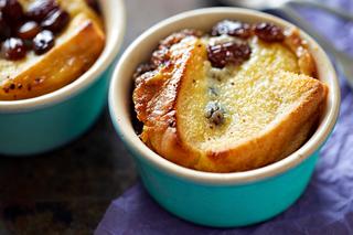 Pudding chlebowy z jabłkami i gruszkami - niedrogi deser z nadmiaru chleba