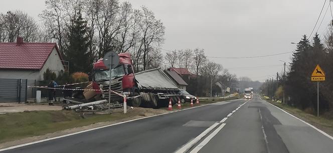 Wypadek TIRa na DK 78 w Chlewicach. Kierowca zasnął