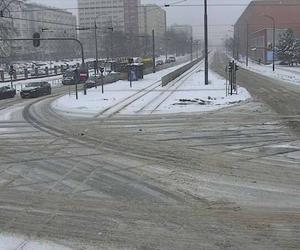 Zima nie odpuszcza. Trudne warunki na łódzkich drogach