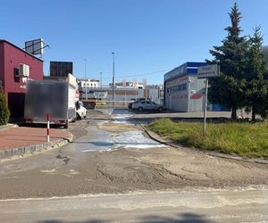 Rzeka betonu zalała ulicę w Warszawie. Auta zatopione aż po felgi!