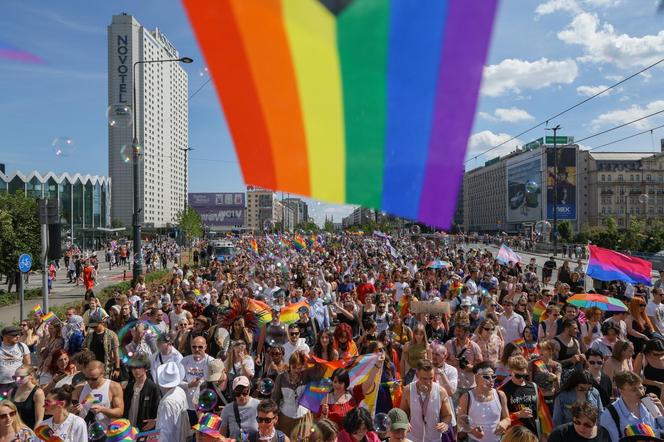 „Czas na równość jest teraz”. Ulicami Warszawy przeszła Parada Równości [GALERIA]