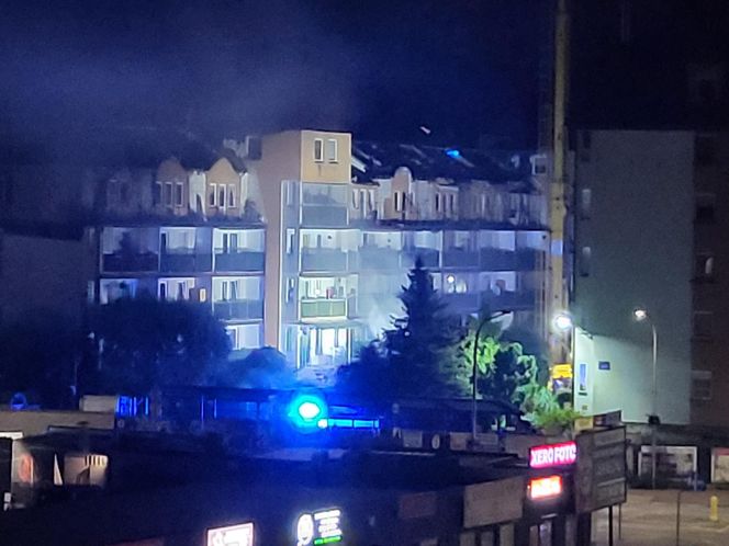 Kłęby dymu nad blokiem, który spłonął w Ząbkach. Co się stało?