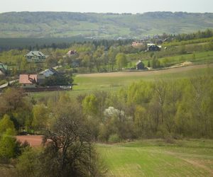 Ta świętokrzyska wieś przyciąga turystów jak magnes! Gdzie leży?