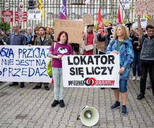 Lokatorzy z Osiedla Przyjaźń protestowali przed ratuszem: Chcemy umów z miastem, nie wysiedleń!