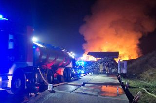 Potężny pożar składowiska w Bełżycach