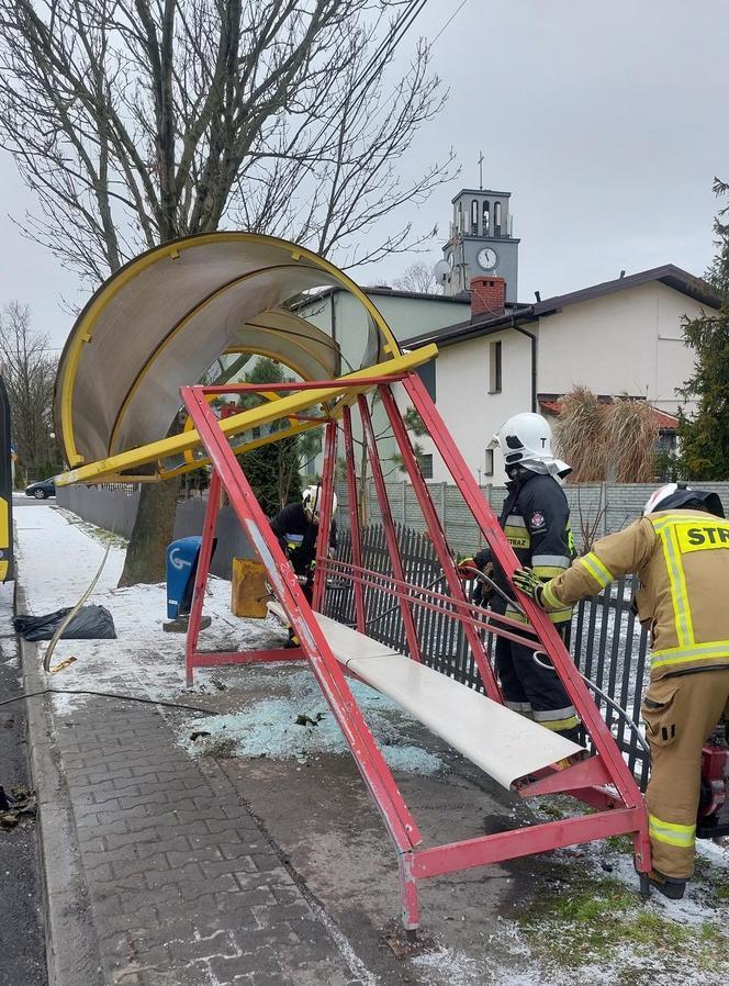 Autobus miejski staranował przystanek przy kościele 