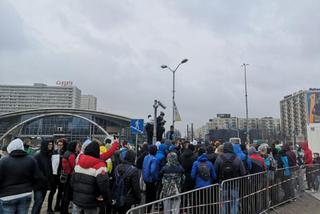IEM Katowice 2020: Tłum ludzi na placu przed katowickim Spodkiem! Chcą się dostać do środka! [ZDJĘCIA, WIDEO]