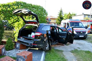 Wypadek w Wesołej: Alfa Romeo wjechała w bramę