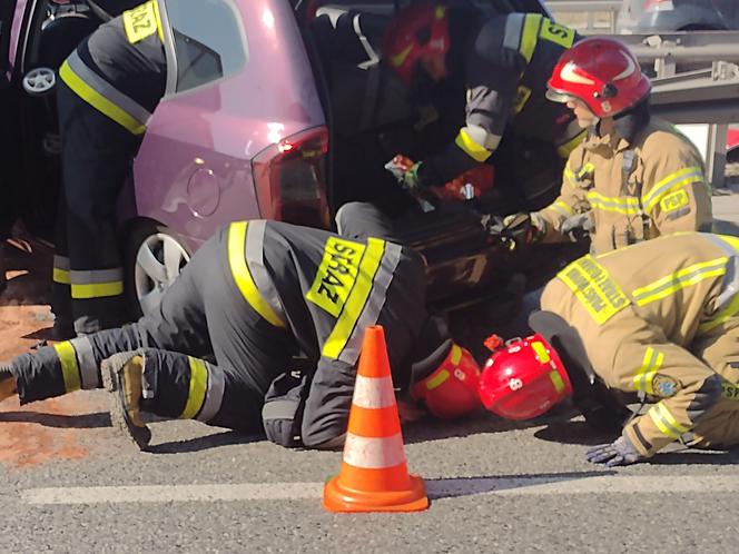 Auto zawisło na barierkach. Groźny wypadek na trasie Siekierkowskiej