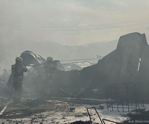 Pożar hali przemysłowej hurtowni zniczy przy ulicy Dojazd w Tarnowie