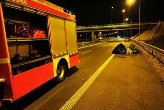 Z całym impetem wjechał w tył ciężarówki. NIE ŻYJE pasażer. Nocna makabra na S5 pod Śmiglem