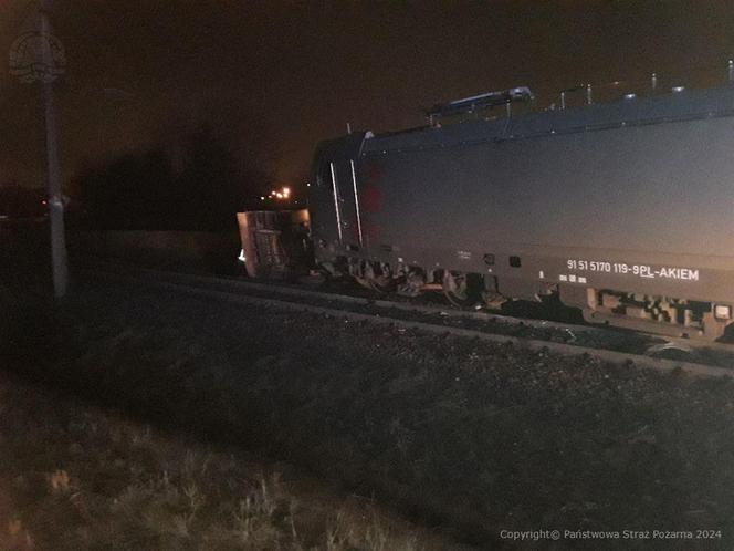 Łódź. Wypadek na przejeździe kolejowym. Tir zderzył się z pociągiem towarowym [ZDJĘCIA].