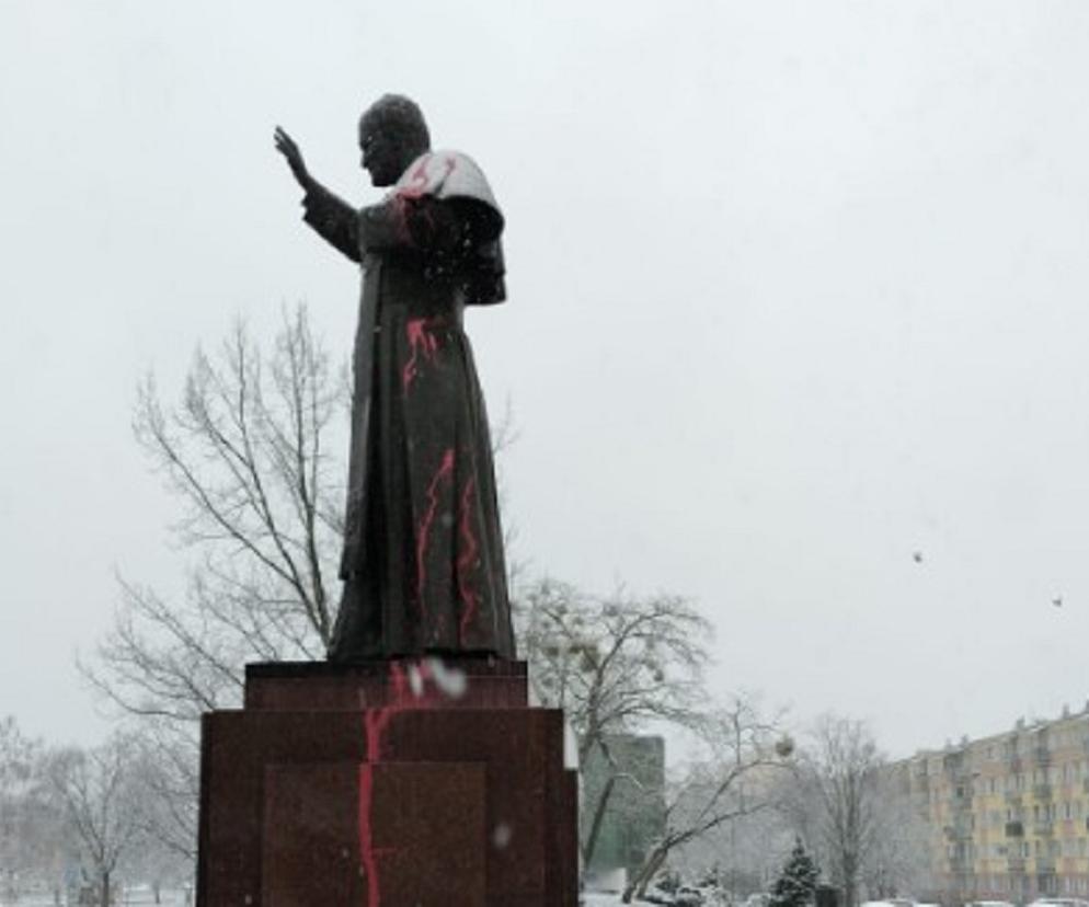 Ktoś oblał pomnik Jana Pawła II czerwoną farbą! Skandal w Stalowej Woli