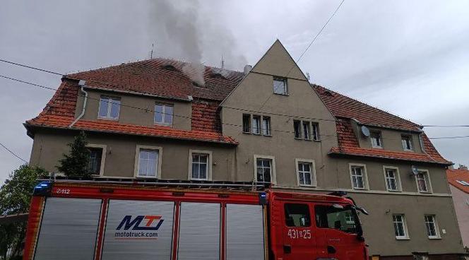 Policja ustala przyczyny pożaru w Górze. Paliło się poddasze budynku wielorodzinnego