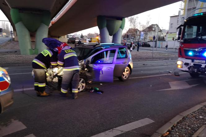 Groźny wypadek na skrzyżowaniu ul. Jagiellońskiej z Ogińskiego! Dwie osoby trafiły do szpitala! [ZDJĘCIA]