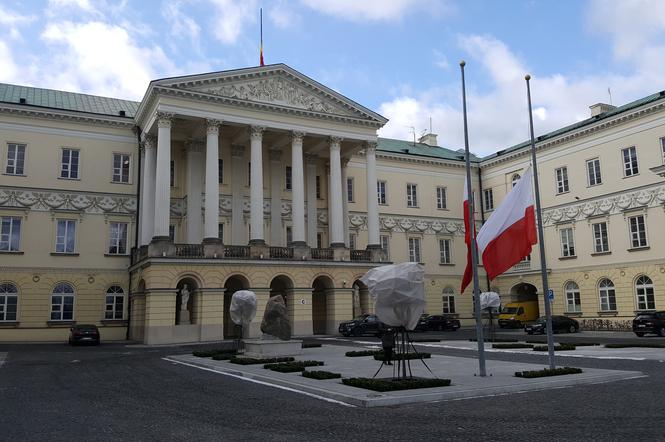 Żałoba w Warszawie po śmierci Adamowicza