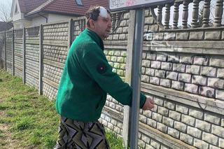 Sławek mógł zginąć przez psią kupę. Gmina tłumaczy się z kuriozalnego znaku