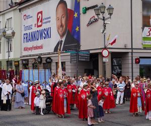 Boże Ciało 2024. Tłumy wiernych przeszły w procesji ulicami Białegostoku