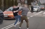 Do sieci trafiło szokujące nagranie. Brutalna bójka kierowców. Przez kilka minut kopali się na oczach świadków