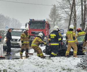 Polna. Opel uderzony przez inny samochód wpadł do potoku