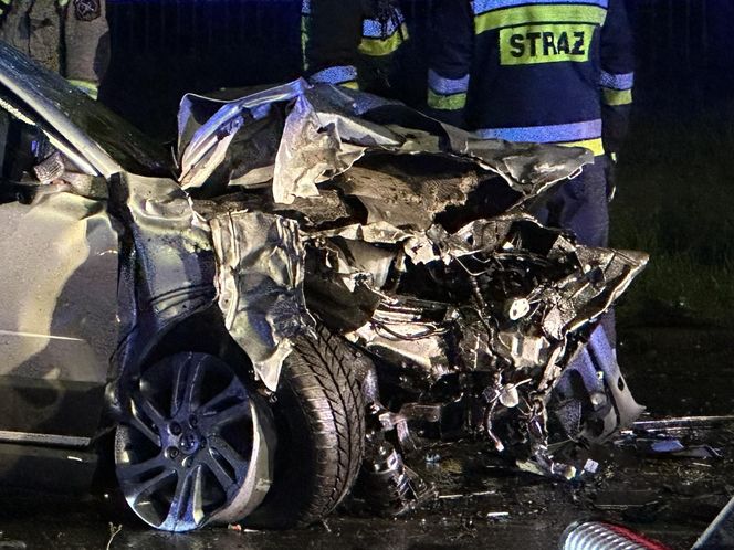  Tragedia na Modlińskiej. Dwie osobówki roztrzaskane. Są ofiary śmiertelne