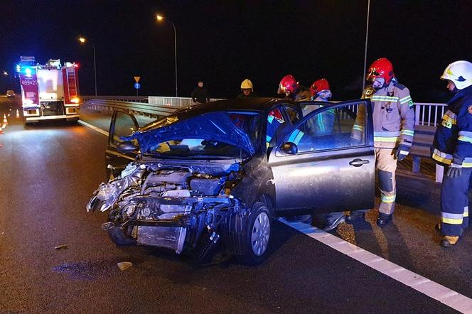 Niebezpieczny wypadek na trasie S7. Auto uderzyło w bariery energochłonne