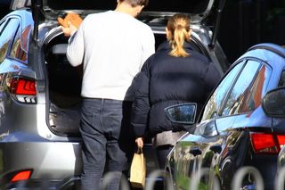 K. Tusk z mężem przenoszą rzeczy z lexusa do innego auta: Córka oddała ojcu samochód