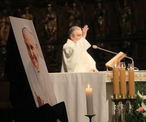 Msza święta w Warszawie za zmarłego papieża Franciszka. Archidiecezja warszawska podała nową datę