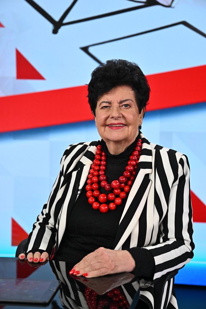  Joanna Senyszyn w czerwonych koralach  