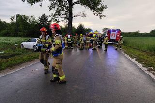 BMW wypadło z drogi i wjechało w grupę nastolatków! Dwóch z nich walczy o życie [ZDJĘCIA]