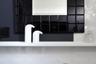 Łazienka w stylu NEO-Glamour: czerń, biel i... żaba