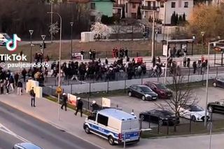 Tłum nastolatków szedł ulicami Gdańska, wykrzykując agresywne hasła. Interweniowała policja