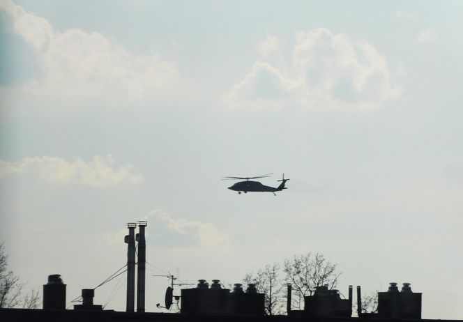 Strzały i wybuchy w Warszawie. Helikoptery nad miastem, na ulicach uzbrojone pojazdy! Co się dzieje? 	