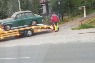 Podjechali pod garaż lawetą i ukradli samochód! Szuka ich policja z Torunia