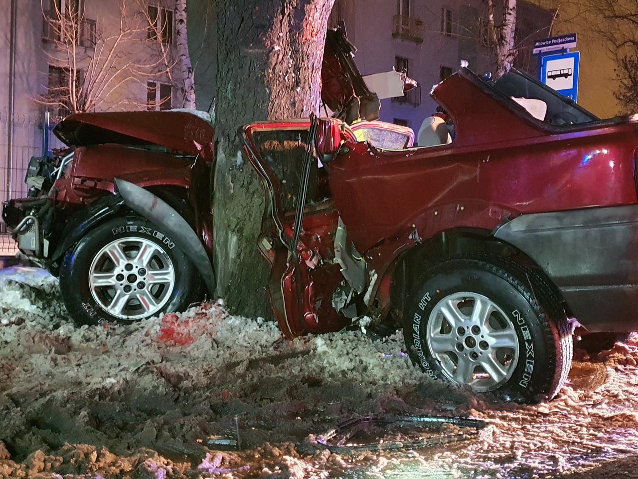 Tragiczny wypadek w Sosnowcu. Zginął młody mężczyzna, a pasażerka w ciężkim stanie trafiła do szpitala