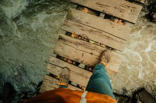 Usłyszała nocą wołanie o pomoc. Mężczyzna wisiał głową w dół nad rzeką