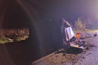 Smyków. Kierowca dostawczego mercedesa wylądował w rowie i dachował