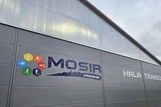 Dzięki nim młodzi sportowcy będą mogli przebierać się w komfortowych warunkach. MOSiR zapowiedział zmiany